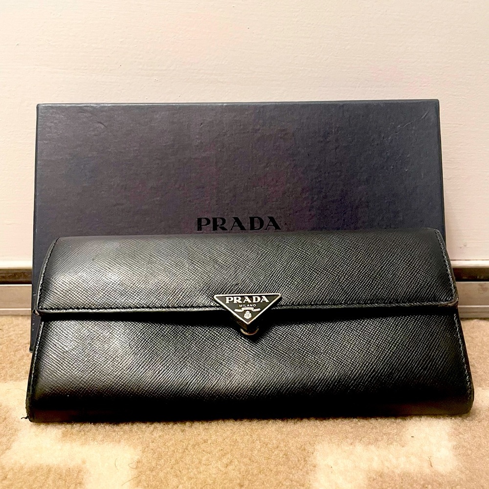 🎊Prada 🎊Saffiano Leather Long Wallet!Used Condition w/“Tons” of life left🎊!
